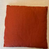Cuscino rosso corallo.