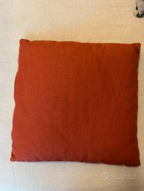 Cuscino rosso corallo.