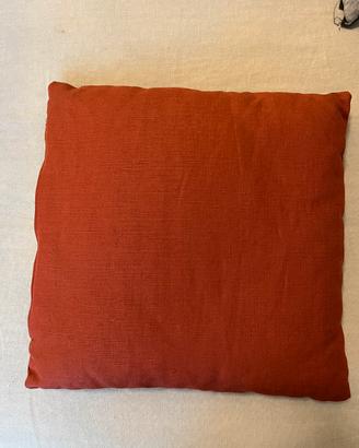 Cuscino rosso corallo.