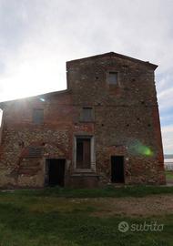 Rustico / Casale di 535 m² con più di 5 locali e b