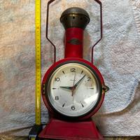 Vecchio orologio ferrovario a lanterna