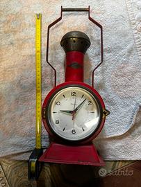 Vecchio orologio ferrovario a lanterna