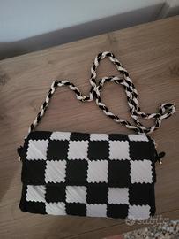 Borsa bianco e nera fatta a mano