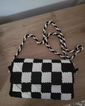 Borsa bianco e nera fatta a mano