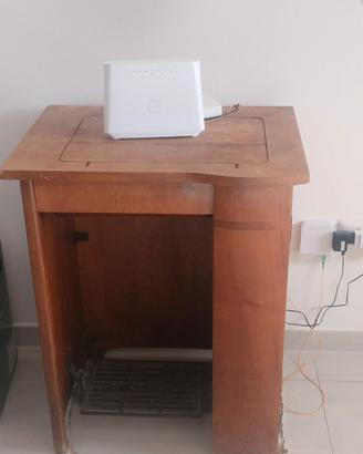 MACCHINA DA CUCIRE SINGER ANTICA CON MOBILETTO.