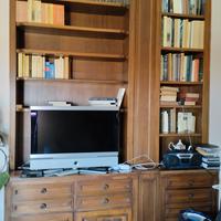 Libreria e mobile annesso con cassetti e ante