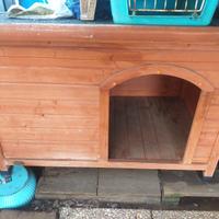 cuccia in legno con copertura anche apribile.