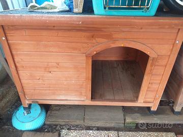 cuccia in legno con copertura anche apribile.