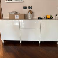 Mobile IKEA con piano in vetro