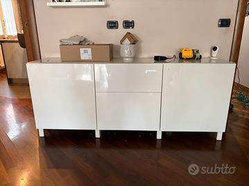 Mobile IKEA con piano in vetro