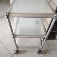Carrello portaoggetti a tre ripiani in vetro.