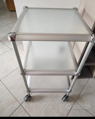 Carrello portaoggetti a tre ripiani in vetro.