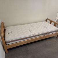 Letto singolo in legno con materasso