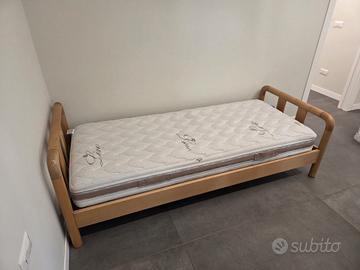 Letto singolo in legno con materasso