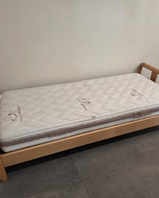 Letto singolo in legno con materasso