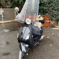 Vespa Piaggio 2004 –  Eleganza senza tempo