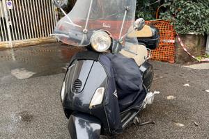 Vespa Piaggio 2004 –  Eleganza senza tempo