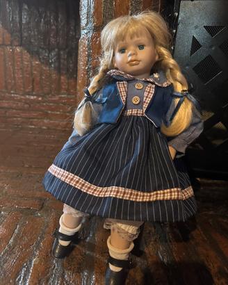Bambola di porcellana da col.  con sedia in legno