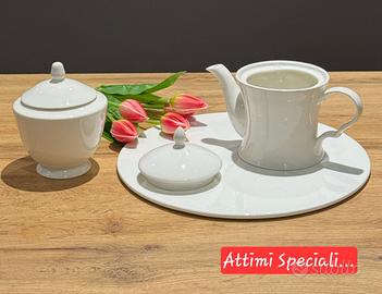 Set da tè in porcellana bianca .