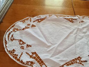 Centrino Vintage ricamato a mano