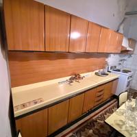 Cucina “Salvarani” con forno, tavolo e sedie