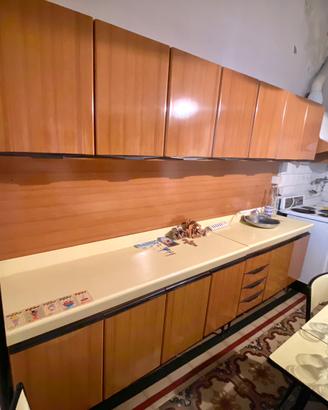 Cucina “Salvarani” con forno, tavolo e sedie