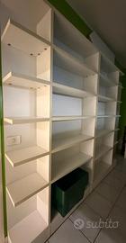 Scaffalature per negozio bianche