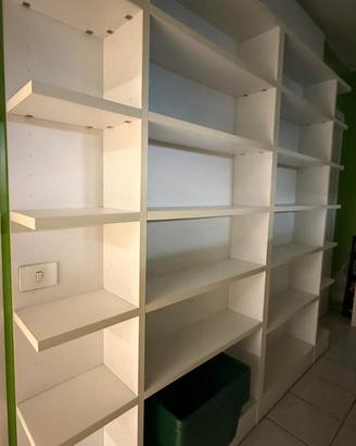 Scaffalature per negozio bianche