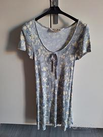 vestito a fiori con sfondo azzurro