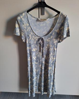 vestito a fiori con sfondo azzurro