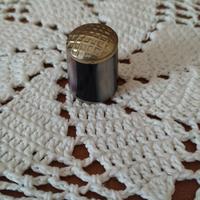 Ditale vintage in metallo e madreperla
