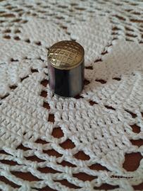 Ditale vintage in metallo e madreperla
