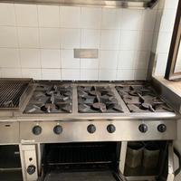 Attrezzatura per cucina di ristorante e arredi var