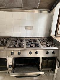 Attrezzatura per cucina di ristorante e arredi var