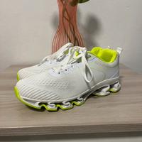 Scarpe sportive bianche e verdi