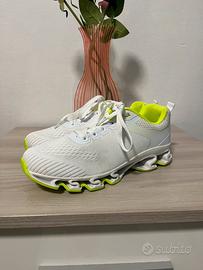 Scarpe sportive bianche e verdi