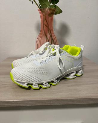 Scarpe sportive bianche e verdi