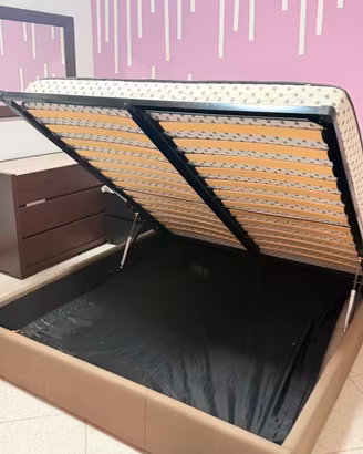 Letto matrimoniale 2 comodini e cassettiera specch