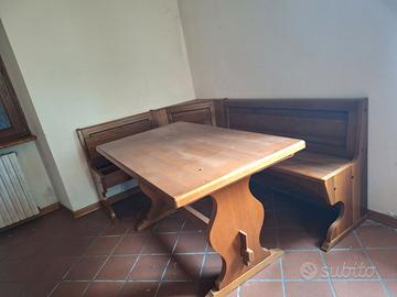 Tavolo in legno e panca