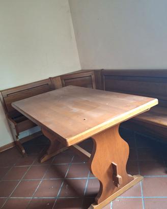 Tavolo in legno e panca