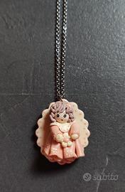 Collana con bambolina 