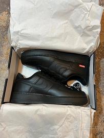 Supreme Nike Air Force 1 Low Nere Taglia 43