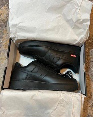 Supreme Nike Air Force 1 Low Nere Taglia 43
