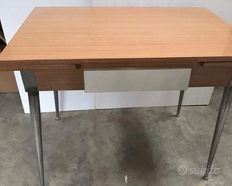 Tavolo da pranzo con due cassetti