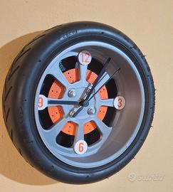 Orologio da muro a forma di ruota d'auto