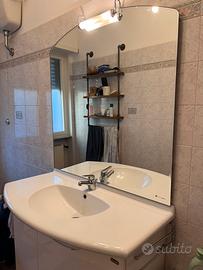 Specchio, lavabo e mobile bagno
