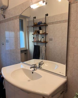Specchio, lavabo e mobile bagno