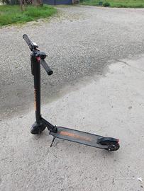 Monopattino elettrico Momo Design pieghevole