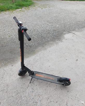 Monopattino elettrico Momo Design pieghevole