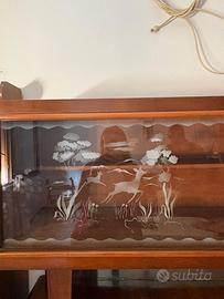 Mobile antico in legno con vetro decorato